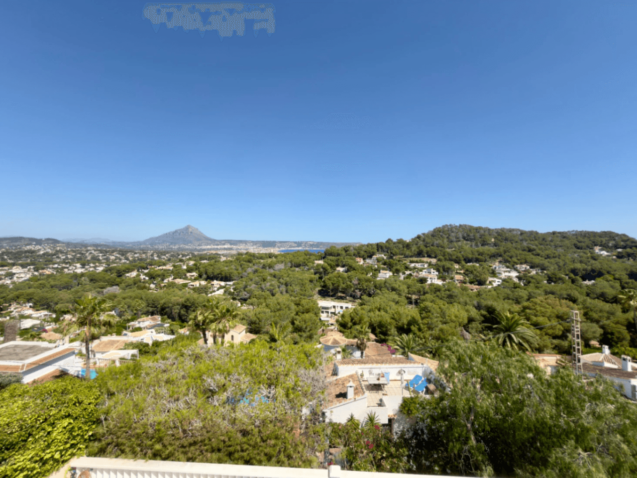 Espectacular Chalet Independiente en Jávea con Vistas al Mar y Montgó