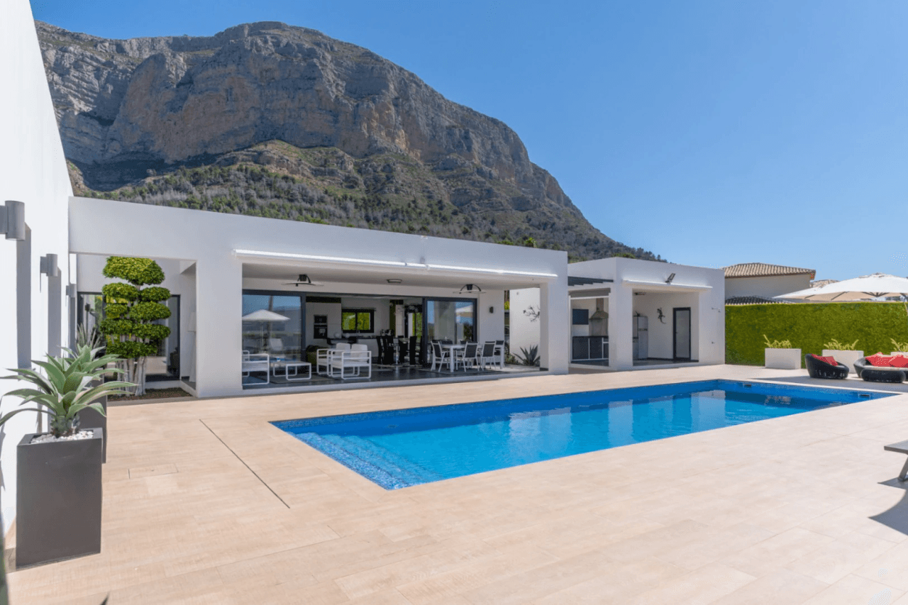Villa moderne exclusive avec des vues dégagées impressionnantes dans un quartier recherché de Jávea.