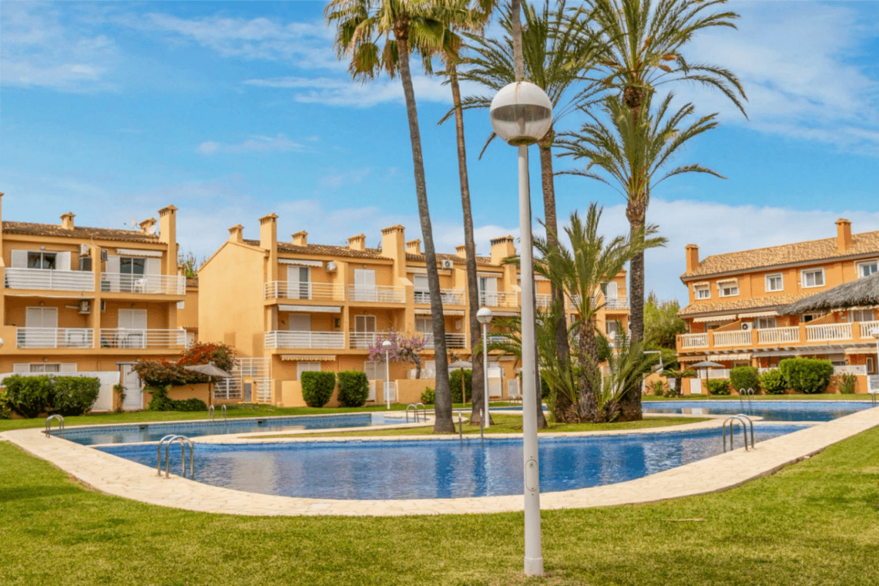 Apartamento reformado con piscina cerca del mar