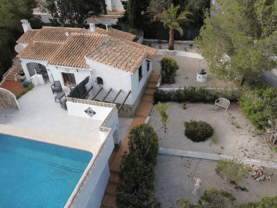 Villa à vendre à Jávea, vue sur la vallée, orientée sud avec piscine.