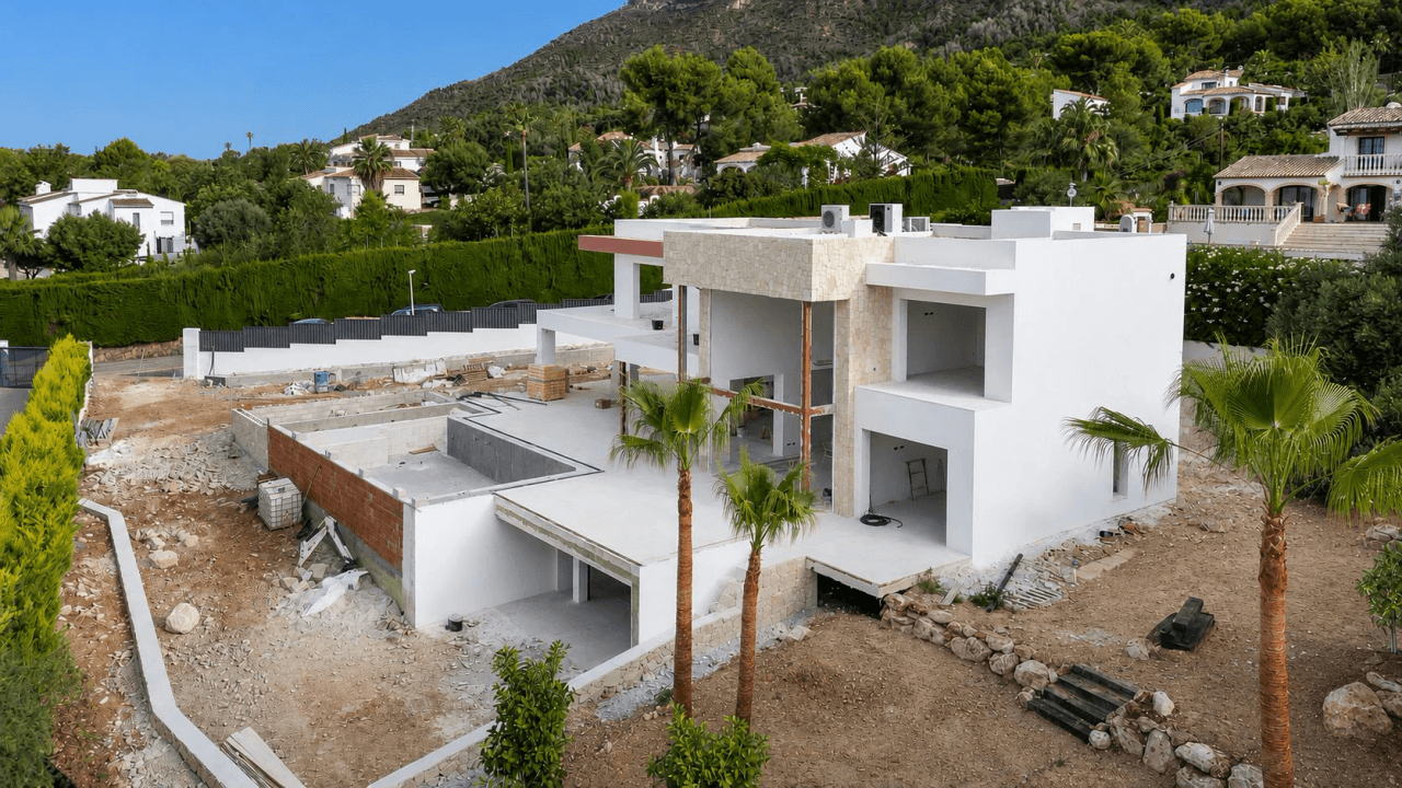 Spectacular and modern villa under construction in a sought-after area of Javea.