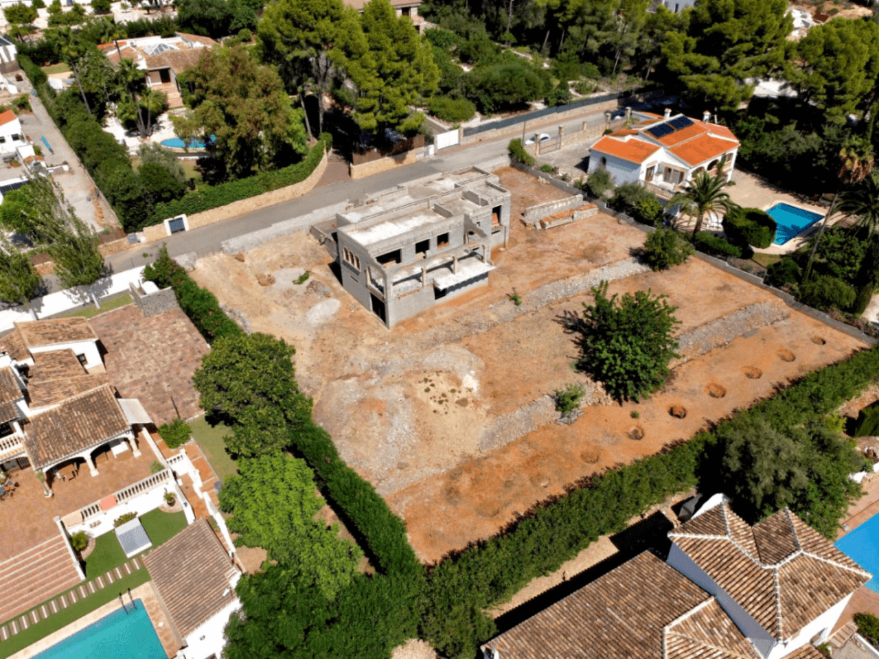 Propriété avec grand terrain, avec une construction à finir, dans un quartier prisé de Jávea.