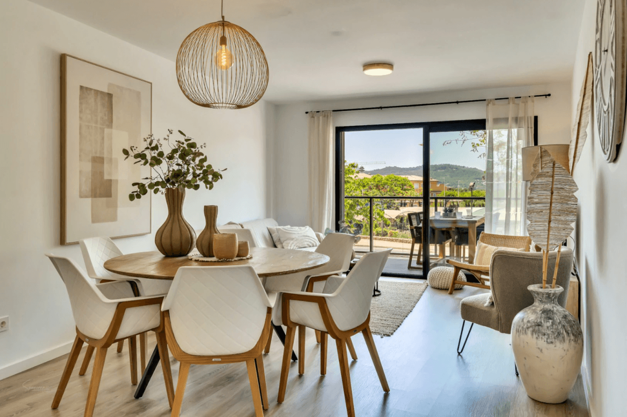 Moderno y elegante apartamento orientado al Sur con piscina, en Jávea