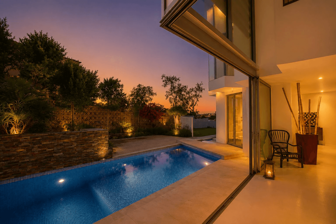 Luxurious modern frontline villa with stunning sea views