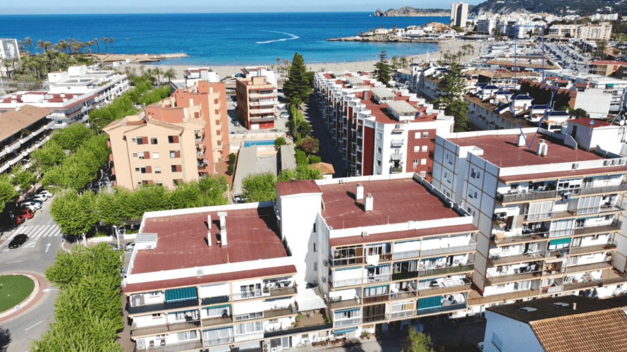 Appartement rénové de 2 chambres à seulement 225 mètres de la plage.