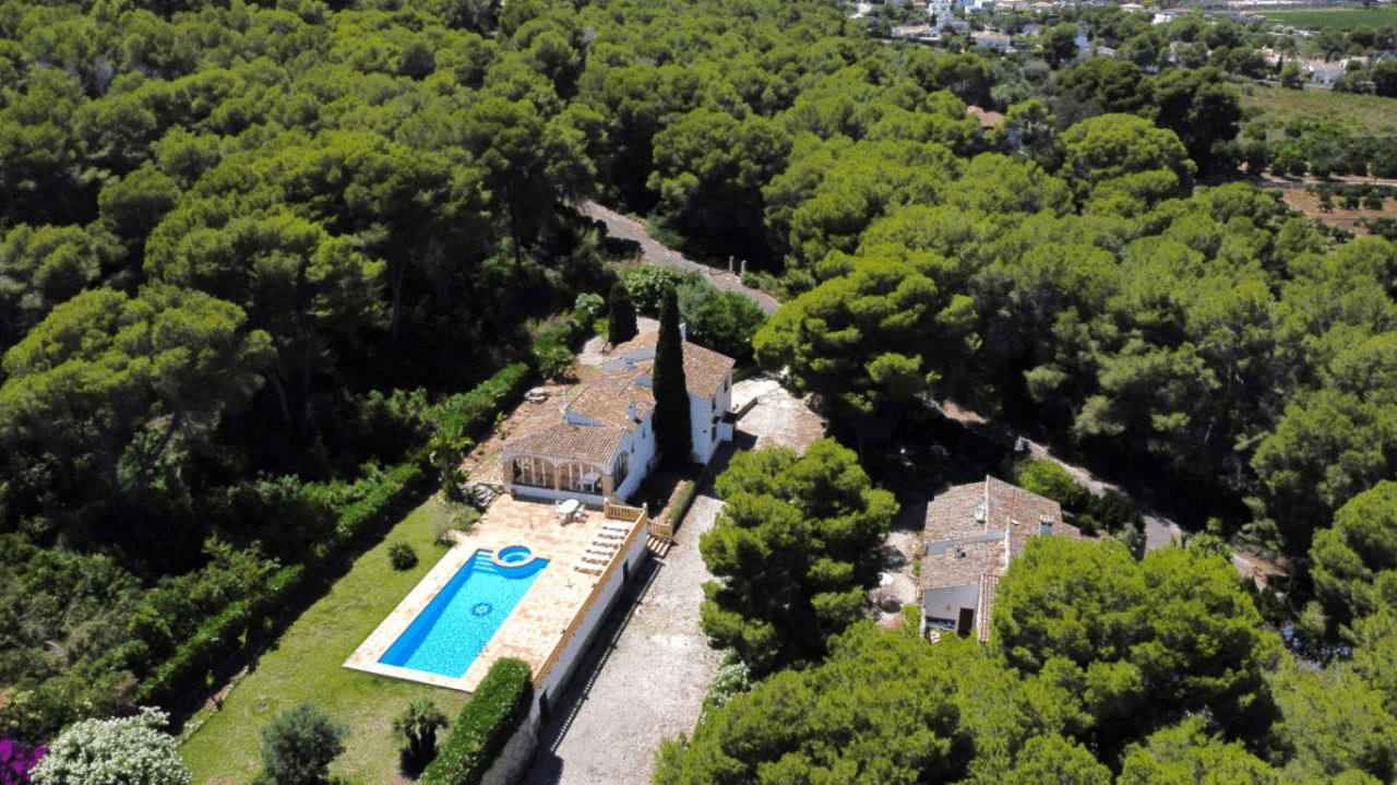 Propriété avec un grand potentiel d'extension dans une zone calme de Jávea.
