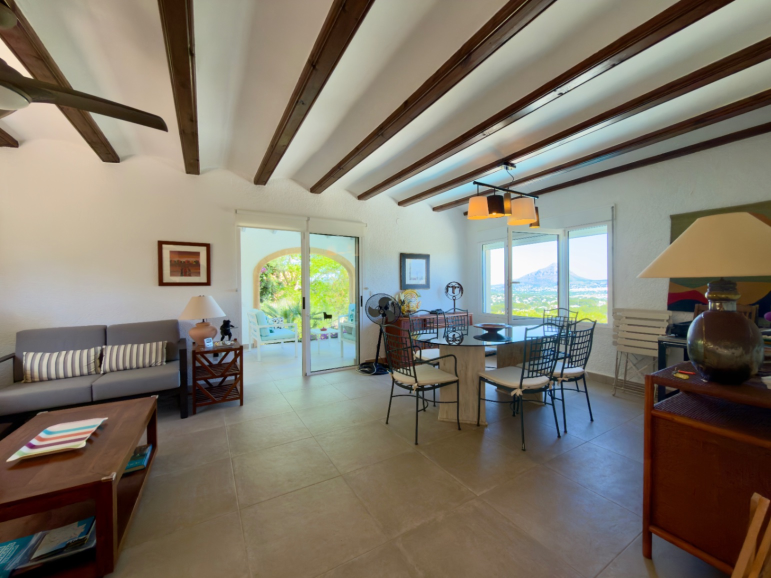 Espectacular Chalet Independiente en Jávea con Vistas al Mar y Montgó