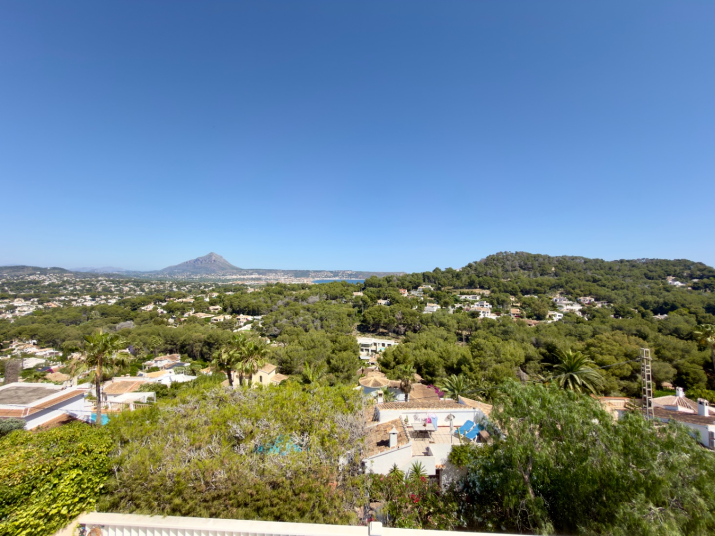 Espectacular Chalet Independiente en Jávea con Vistas al Mar y Montgó