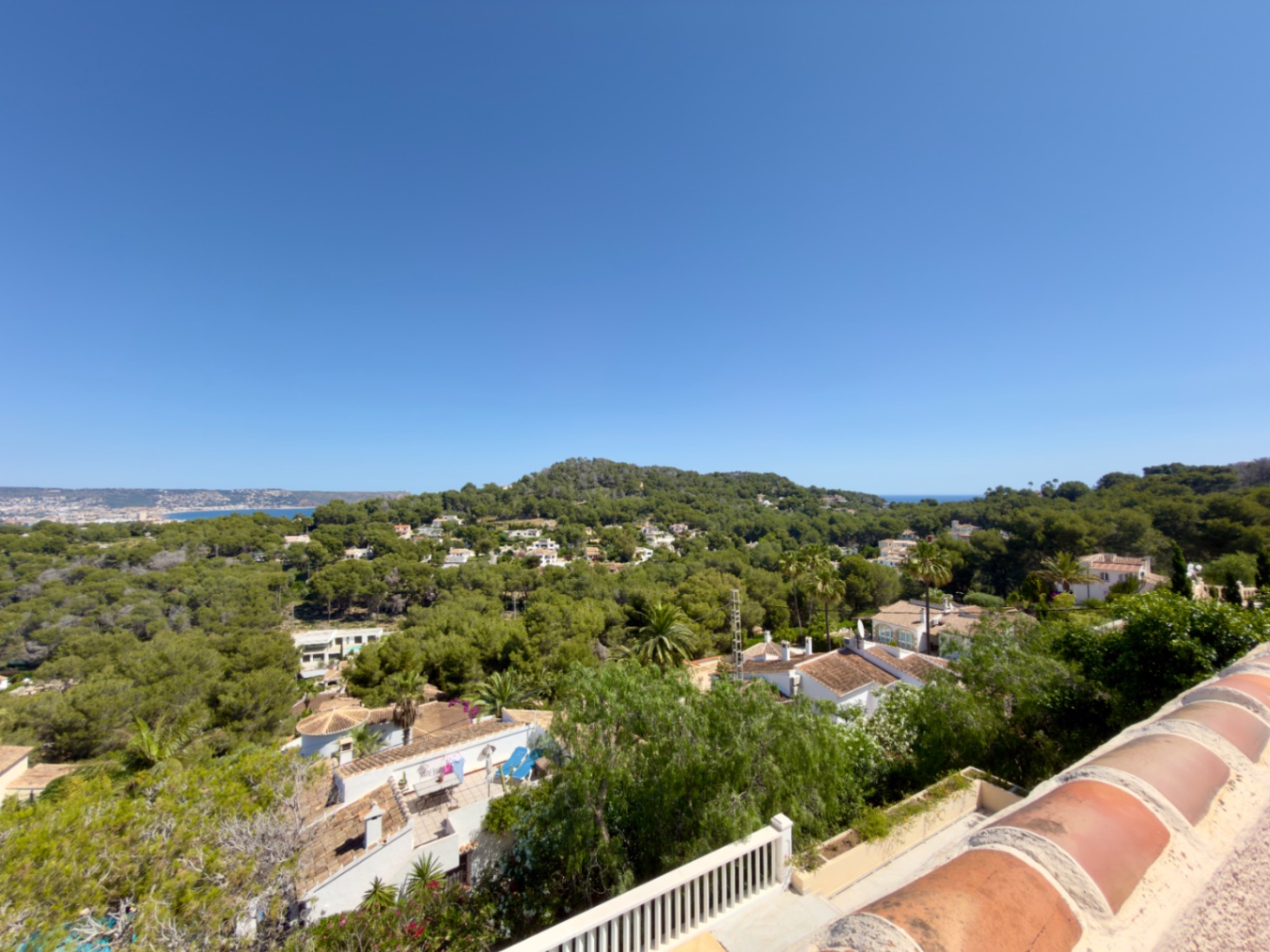 Espectacular Chalet Independiente en Jávea con Vistas al Mar y Montgó