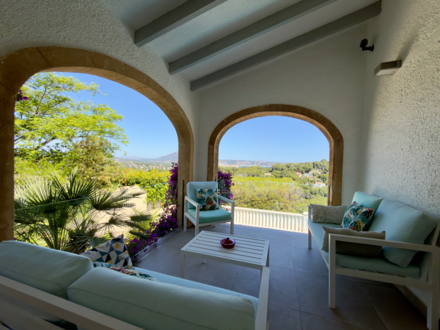 Espectacular Chalet Independiente en Jávea con Vistas al Mar y Montgó