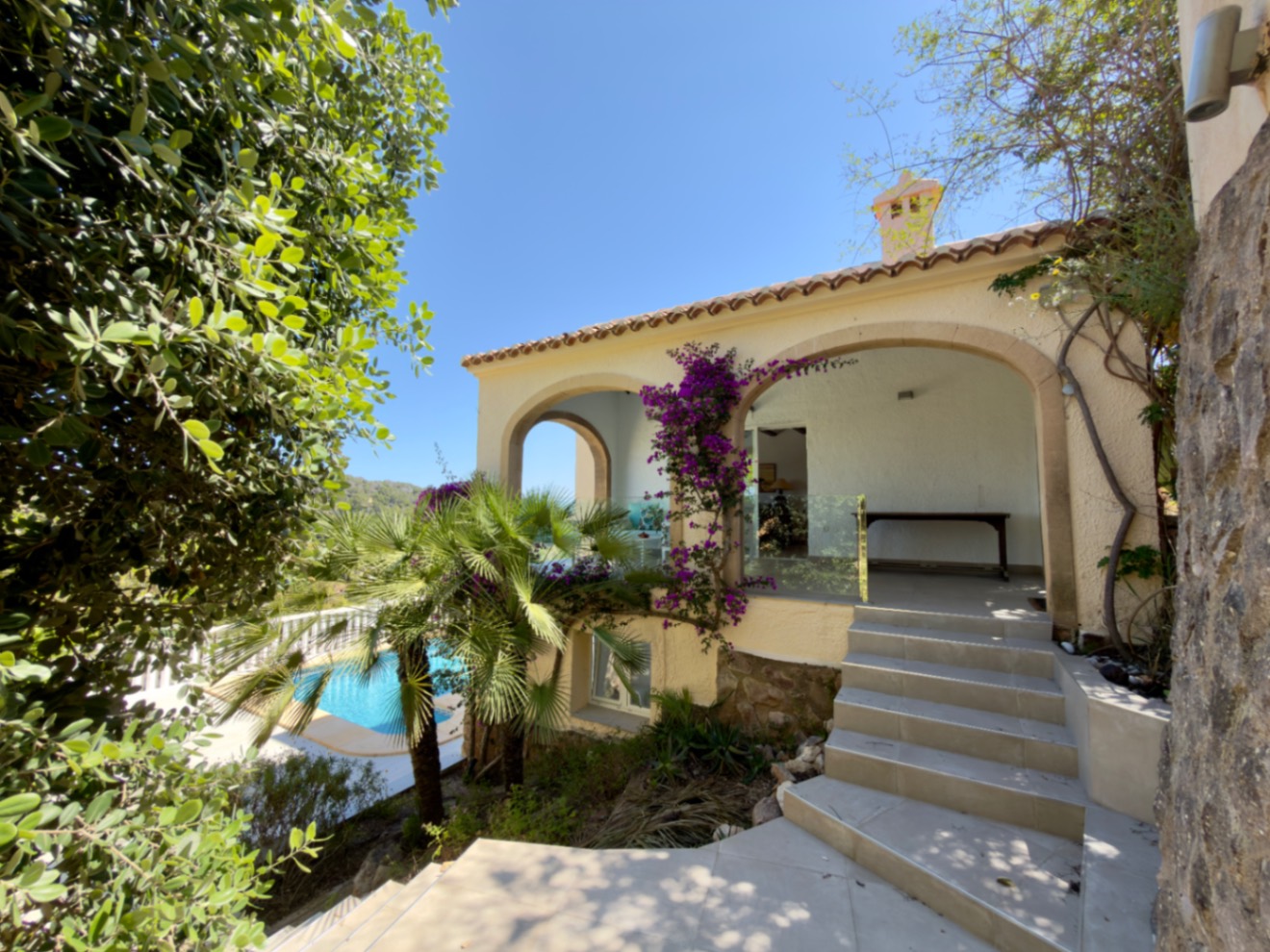 Espectacular Chalet Independiente en Jávea con Vistas al Mar y Montgó