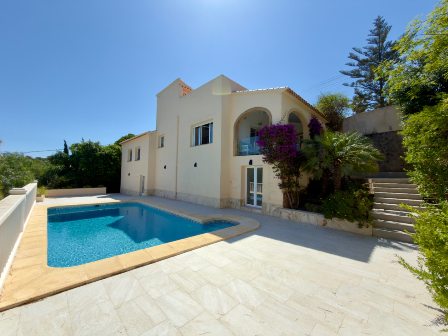 Espectacular Chalet Independiente en Jávea con Vistas al Mar y Montgó