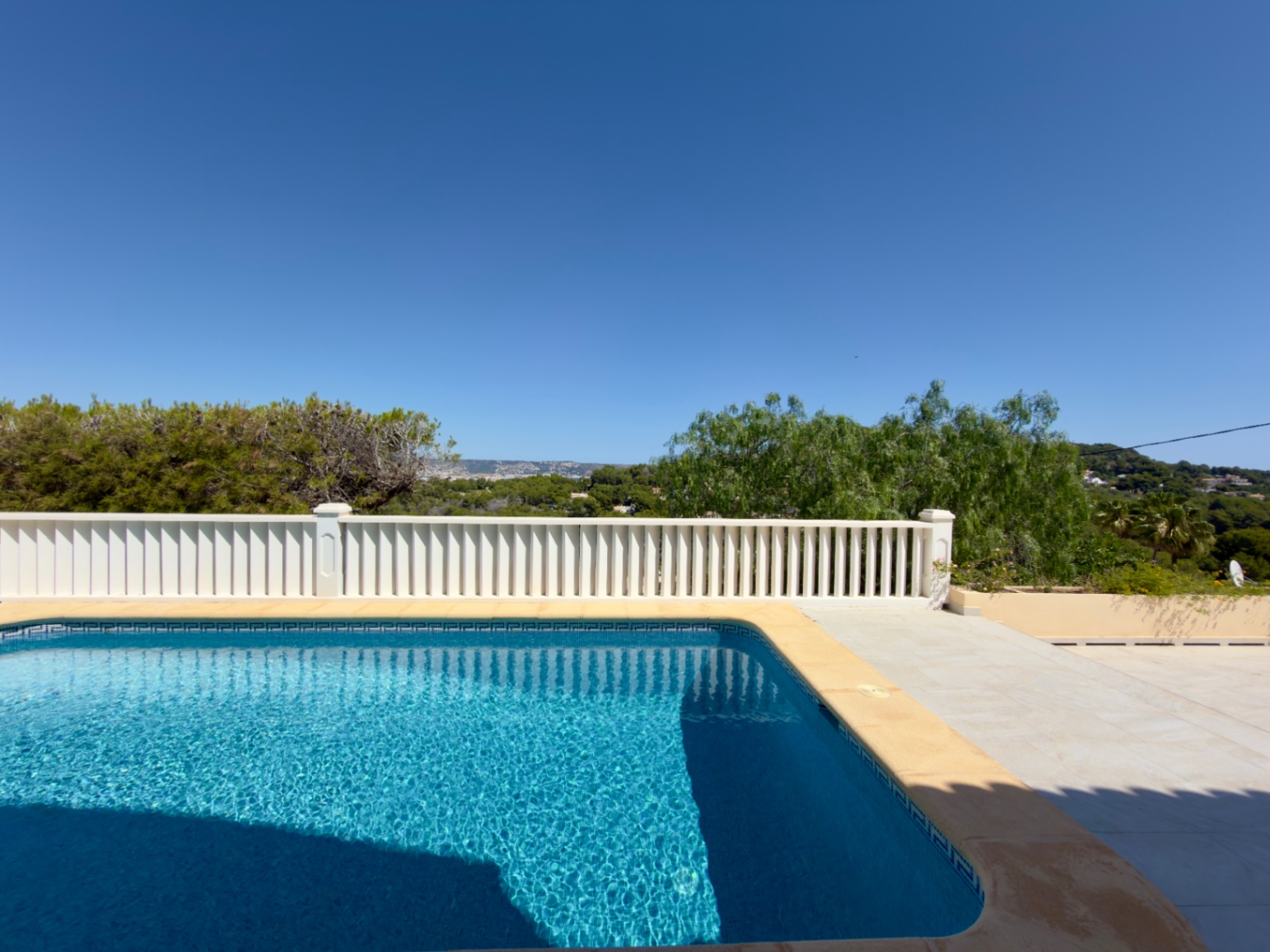 Espectacular Chalet Independiente en Jávea con Vistas al Mar y Montgó