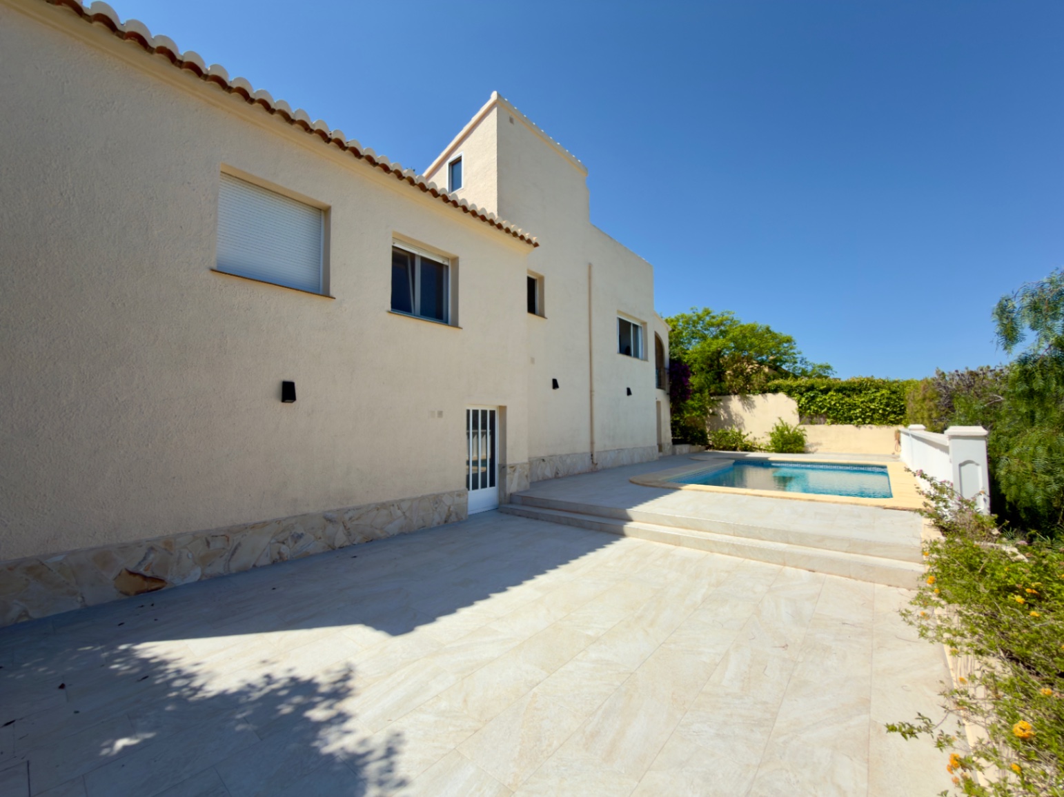 Espectacular Chalet Independiente en Jávea con Vistas al Mar y Montgó