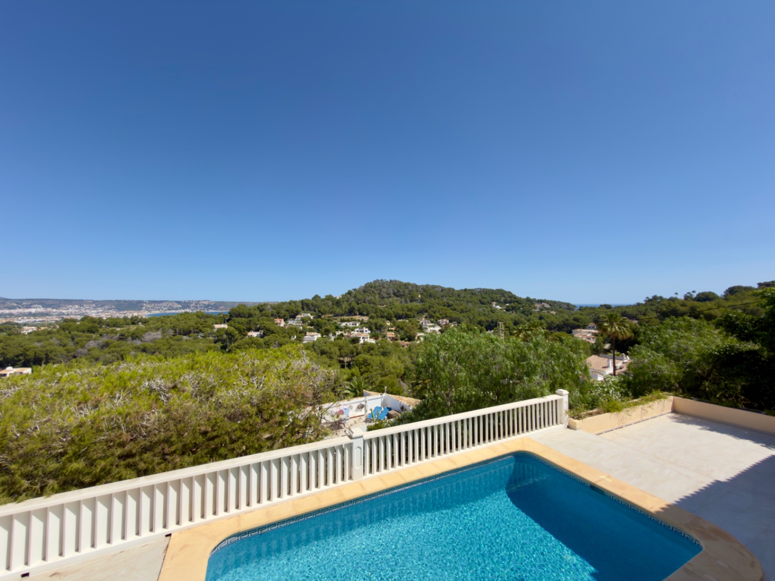 Espectacular Chalet Independiente en Jávea con Vistas al Mar y Montgó